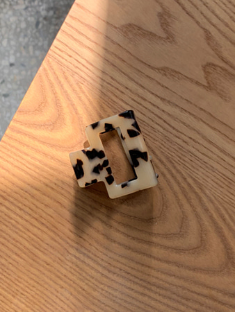 leopard square pin ! 당일발송